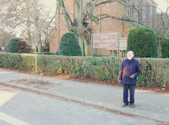 Jan staat in de kou.